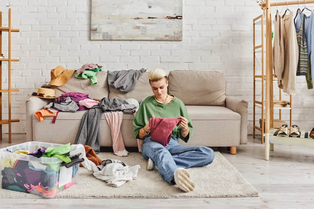 social-media-set-goals-decluttering-your-life-save-money-reducing-stress