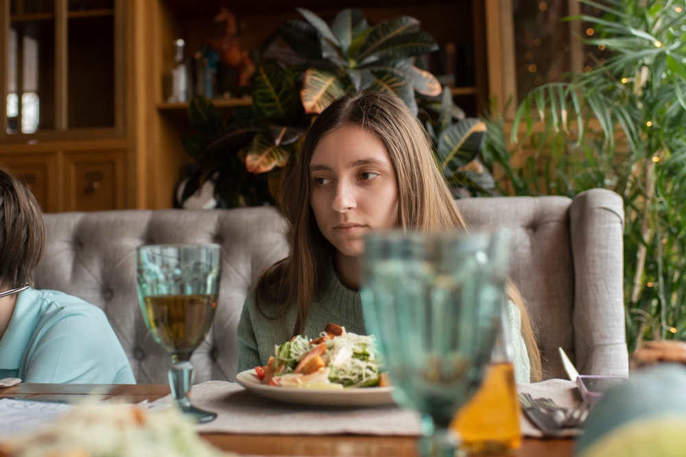 how-to-tell-if-someone-is-on-drugs-and-not-eating-teen-girl-at-family-dinner-signs-of-drug-use-cocaine-and-weight-loss-drugs-that-suppress-appetite